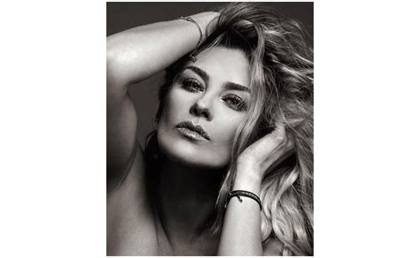 aracely arámbula desnuda|Aracely Arámbula posa semidesnuda en foto y se muestra。